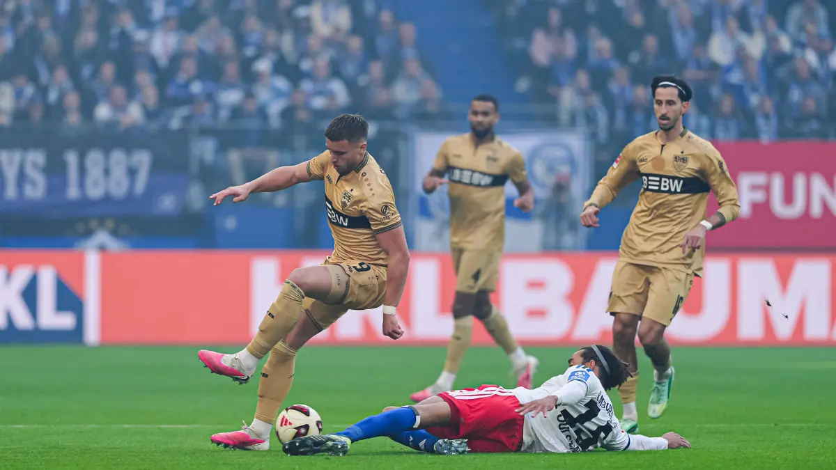 GER, Hamburger SV vs. VfB Stuttgart, Fußball, 1. Bundesliga, Spieltag 06, Saison 2026/2027, 17.10.2026: Ermedin Demirovic (VfB Stuttgart, #09), Yussuf Poulsen (Hamburger SV, #15)
GER, Hamburger SV vs. VfB Stuttgart, Fußball, 1. Bundesliga, Spieltag 06, Saison 2026/2027, 17.10.2026
DFL REGULATIONS PROHIBIT ANY USE OF PHOTOGRAPHS AS IMAGE SEQUENCES AND/OR QUASI-VIDEO
Foto: Eibner-Pressefoto/Marcel von Fehrn