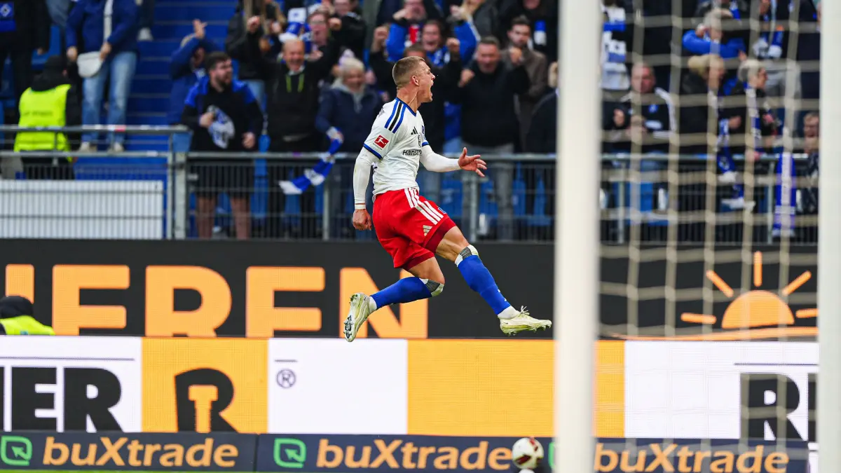 GER, Hamburger SV vs. VfB Stuttgart, Fußball, 1. Bundesliga, Spieltag 06, Saison 2026/2027, 17.10.2026: Torjubel nach Tor zum 1:0 Miro Muheim (Hamburger SV, #28)
GER, Hamburger SV vs. VfB Stuttgart, Fußball, 1. Bundesliga, Spieltag 06, Saison 2026/2027, 17.10.2026
DFL REGULATIONS PROHIBIT ANY USE OF PHOTOGRAPHS AS IMAGE SEQUENCES AND/OR QUASI-VIDEO
Foto: Eibner-Pressefoto/Marcel von Fehrn