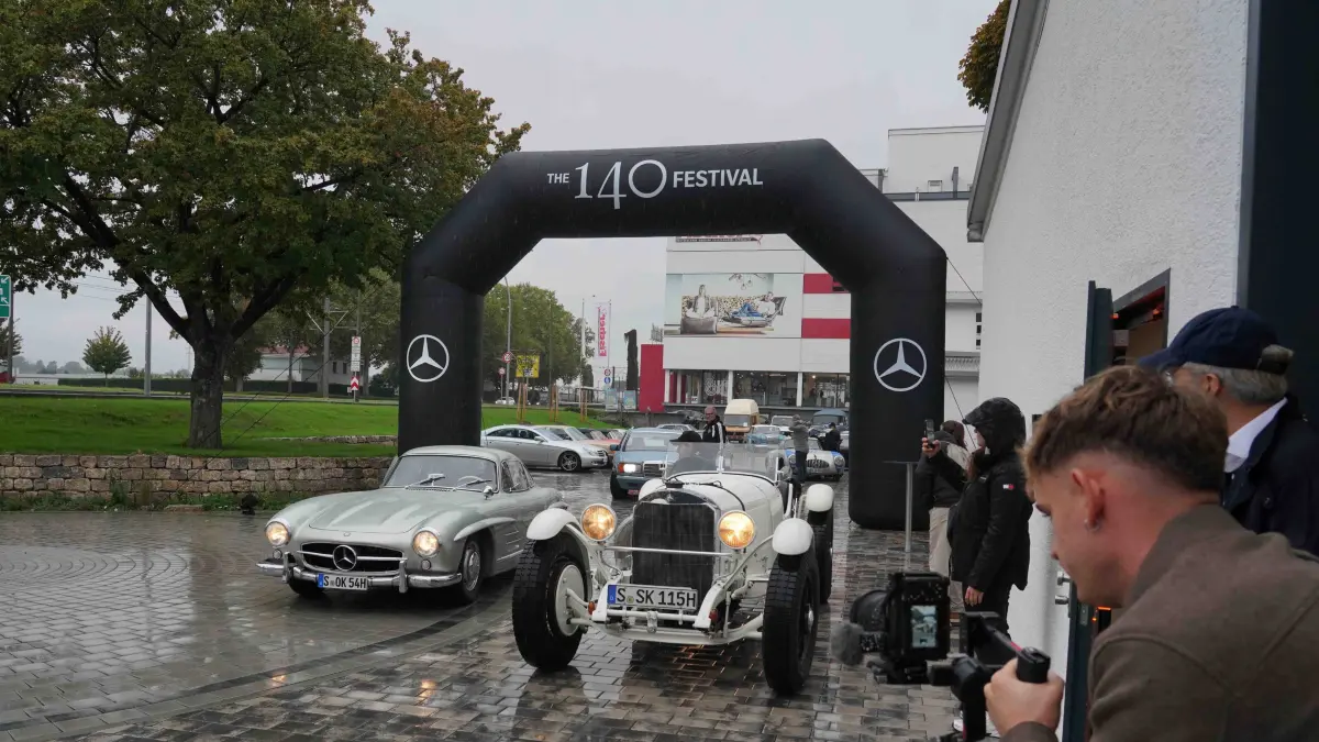140 Jahre Mercedes: Stuttgart Fellbach 140 Jahre Mercedes Automobil das wird auch Morgen bei grossen Erlbnistag rund um das Museum gefeiert und auch zum Finale der Weltour de rneuen S-Klasse. Am Sonntag zwischen 11.00 Uhr bis 17.00 Uhr Ikonische Fahrzeuge aus 140 jahren erleben. Infos tel Valet 0151- 58622944 oder Löwenstein 0151-58610215. Heute um 11.00 Uhr gabst ein Mercedes Auto Korso vom Classic Center Fellbach zum Mercedes Benz Museum. Die Sternfahrt fant nur im kleinen Rahmen statt. Gut 40 unterschiedliche Mercedes Fahrzeuge fuhren, natuerlich mit viel Motorsport Prominenz mit dabei waren auch Ellen Lohr, Karl Wendlinger, Bernd Schneider, Klaus Ludwig, auch Ehemaliger Mercedes Entwicklungschef Prof.Dr. Ing. Thomas Weber fuhr mit dem dem SL. Foto Andreas Rosar Fotoagentur-Stuttgart 17.10.2026