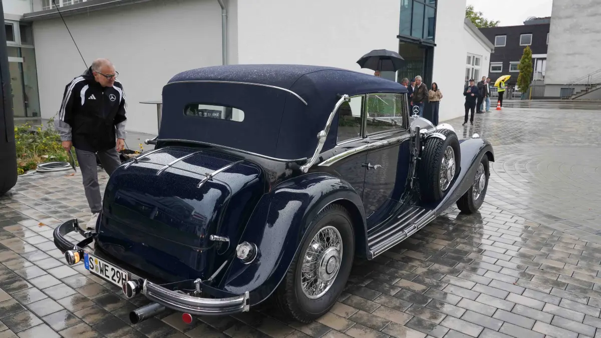 140 Jahre Mercedes: Stuttgart Fellbach 140 Jahre Mercedes Automobil das wird auch Morgen bei grossen Erlbnistag rund um das Museum gefeiert und auch zum Finale der Weltour de rneuen S-Klasse. Am Sonntag zwischen 11.00 Uhr bis 17.00 Uhr Ikonische Fahrzeuge aus 140 jahren erleben. Infos tel Valet 0151- 58622944 oder Löwenstein 0151-58610215. Heute um 11.00 Uhr gabst ein Mercedes Auto Korso vom Classic Center Fellbach zum Mercedes Benz Museum. Die Sternfahrt fant nur im kleinen Rahmen statt. Gut 40 unterschiedliche Mercedes Fahrzeuge fuhren, natuerlich mit viel Motorsport Prominenz mit dabei waren auch Ellen Lohr, Karl Wendlinger, Bernd Schneider, Klaus Ludwig, auch Ehemaliger Mercedes Entwicklungschef Prof.Dr. Ing. Thomas Weber fuhr mit dem dem SL. Foto Andreas Rosar Fotoagentur-Stuttgart 17.10.2026
