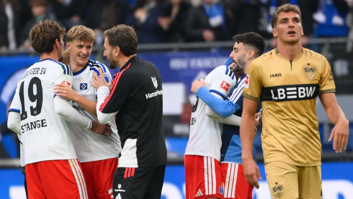 Hamburger SV - VfB Stuttgart: 17.10.2026, Hamburg: Fußball, Männer, Bundesliga, Hamburger SV - VfB Stuttgart, 6. Spieltag, Volksparkstadion. Otto Stange (Hamburger SV, l-r) und Louis Lemke (Hamburger SV) umarmen sich nach dem Abpfiff. Daneben geht Stuttgarts Grischa Prömel (r) ab. Das Spiel endete 1:0. Foto: Gregor Fischer/dpa +++ dpa-Bildfunk +++