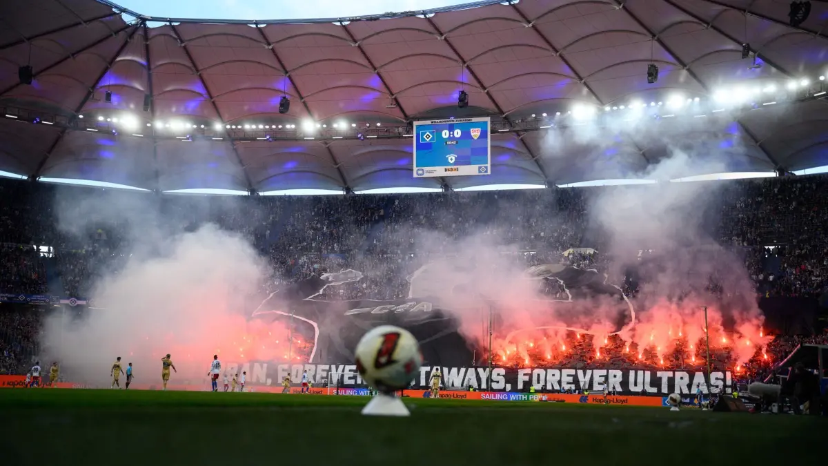 Hamburger SV - VfB Stuttgart: 17.10.2026, Hamburg: Fußball, Männer, Bundesliga, Hamburger SV - VfB Stuttgart, 6. Spieltag, Volksparkstadion. Anhänger des HSV brennen zu Spielbeginn Pyrotechnik ab. Foto: Gregor Fischer/dpa +++ dpa-Bildfunk +++