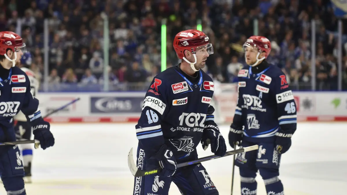 SERC Schwenninger Wild Wings (blau) - Ingolstadt (weiss), Enttäuschung bei den Wild Wings links vorne Mitte Eric Cornel (18) Sturm SERC Wild Wings