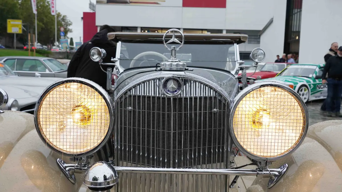 140 Jahre Mercedes: Stuttgart Fellbach 140 Jahre Mercedes Automobil das wird auch Morgen bei grossen Erlbnistag rund um das Museum gefeiert und auch zum Finale der Weltour de rneuen S-Klasse. Am Sonntag zwischen 11.00 Uhr bis 17.00 Uhr Ikonische Fahrzeuge aus 140 jahren erleben. Infos tel Valet 0151- 58622944 oder Löwenstein 0151-58610215. Heute um 11.00 Uhr gabst ein Mercedes Auto Korso vom Classic Center Fellbach zum Mercedes Benz Museum. Die Sternfahrt fant nur im kleinen Rahmen statt. Gut 40 unterschiedliche Mercedes Fahrzeuge fuhren, natuerlich mit viel Motorsport Prominenz mit dabei waren auch Ellen Lohr, Karl Wendlinger, Bernd Schneider, Klaus Ludwig, auch Ehemaliger Mercedes Entwicklungschef Prof.Dr. Ing. Thomas Weber fuhr mit dem dem SL. Foto Andreas Rosar Fotoagentur-Stuttgart 17.10.2026