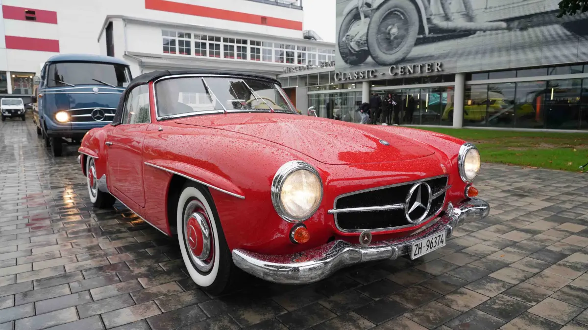 140 Jahre Mercedes: Stuttgart Fellbach 140 Jahre Mercedes Automobil das wird auch Morgen bei grossen Erlbnistag rund um das Museum gefeiert und auch zum Finale der Weltour de rneuen S-Klasse. Am Sonntag zwischen 11.00 Uhr bis 17.00 Uhr Ikonische Fahrzeuge aus 140 jahren erleben. Infos tel Valet 0151- 58622944 oder Löwenstein 0151-58610215. Heute um 11.00 Uhr gabst ein Mercedes Auto Korso vom Classic Center Fellbach zum Mercedes Benz Museum. Die Sternfahrt fant nur im kleinen Rahmen statt. Gut 40 unterschiedliche Mercedes Fahrzeuge fuhren, natuerlich mit viel Motorsport Prominenz mit dabei waren auch Ellen Lohr, Karl Wendlinger, Bernd Schneider, Klaus Ludwig, auch Ehemaliger Mercedes Entwicklungschef Prof.Dr. Ing. Thomas Weber fuhr mit dem dem SL. Foto Andreas Rosar Fotoagentur-Stuttgart 17.10.2026