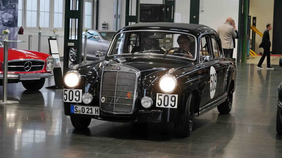 140 Jahre Mercedes: Stuttgart Fellbach 140 Jahre Mercedes Automobil das wird auch Morgen bei grossen Erlbnistag rund um das Museum gefeiert und auch zum Finale der Weltour de rneuen S-Klasse. Am Sonntag zwischen 11.00 Uhr bis 17.00 Uhr Ikonische Fahrzeuge aus 140 jahren erleben. Infos tel Valet 0151- 58622944 oder Löwenstein 0151-58610215. Heute um 11.00 Uhr gabst ein Mercedes Auto Korso vom Classic Center Fellbach zum Mercedes Benz Museum. Die Sternfahrt fant nur im kleinen Rahmen statt. Gut 40 unterschiedliche Mercedes Fahrzeuge fuhren, natuerlich mit viel Motorsport Prominenz mit dabei waren auch Ellen Lohr, Karl Wendlinger, Bernd Schneider, Klaus Ludwig, auch Ehemaliger Mercedes Entwicklungschef Prof.Dr. Ing. Thomas Weber fuhr mit dem dem SL. Foto Andreas Rosar Fotoagentur-Stuttgart 17.10.2026