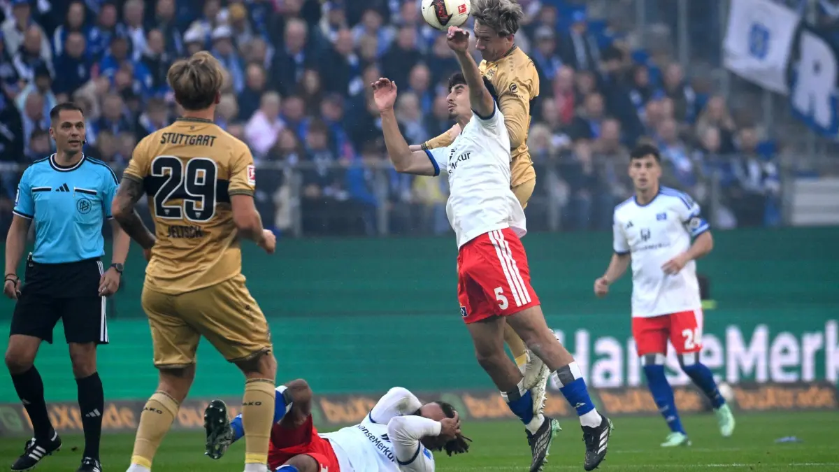 Hamburger SV - VfB Stuttgart: 17.10.2026, Hamburg: Fußball, Männer, Bundesliga, Hamburger SV - VfB Stuttgart, 6. Spieltag, Volksparkstadion. Martin Adeline (Hamburger SV, Mitte, l-r) und Angelo Stiller (VfB Stuttgart) kämpfen im Mittelfeld in der Luft um den Kopfball. Foto: Gregor Fischer/dpa +++ dpa-Bildfunk +++