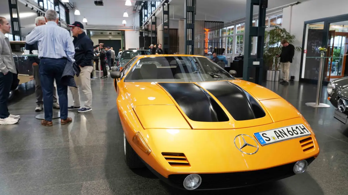 140 Jahre Mercedes: Stuttgart Fellbach 140 Jahre Mercedes Automobil das wird auch Morgen bei grossen Erlbnistag rund um das Museum gefeiert und auch zum Finale der Weltour de rneuen S-Klasse. Am Sonntag zwischen 11.00 Uhr bis 17.00 Uhr Ikonische Fahrzeuge aus 140 jahren erleben. Infos tel Valet 0151- 58622944 oder Löwenstein 0151-58610215. Heute um 11.00 Uhr gabst ein Mercedes Auto Korso vom Classic Center Fellbach zum Mercedes Benz Museum. Die Sternfahrt fant nur im kleinen Rahmen statt. Gut 40 unterschiedliche Mercedes Fahrzeuge fuhren, natuerlich mit viel Motorsport Prominenz mit dabei waren auch Ellen Lohr, Karl Wendlinger, Bernd Schneider, Klaus Ludwig, auch Ehemaliger Mercedes Entwicklungschef Prof.Dr. Ing. Thomas Weber fuhr mit dem dem SL. Foto Andreas Rosar Fotoagentur-Stuttgart 17.10.2026