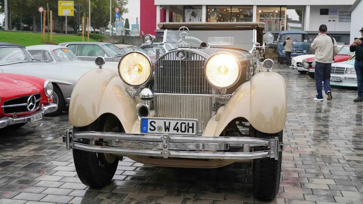 140 Jahre Mercedes: Stuttgart Fellbach 140 Jahre Mercedes Automobil das wird auch Morgen bei grossen Erlbnistag rund um das Museum gefeiert und auch zum Finale der Weltour de rneuen S-Klasse. Am Sonntag zwischen 11.00 Uhr bis 17.00 Uhr Ikonische Fahrzeuge aus 140 jahren erleben. Infos tel Valet 0151- 58622944 oder Löwenstein 0151-58610215. Heute um 11.00 Uhr gabst ein Mercedes Auto Korso vom Classic Center Fellbach zum Mercedes Benz Museum. Die Sternfahrt fant nur im kleinen Rahmen statt. Gut 40 unterschiedliche Mercedes Fahrzeuge fuhren, natuerlich mit viel Motorsport Prominenz mit dabei waren auch Ellen Lohr, Karl Wendlinger, Bernd Schneider, Klaus Ludwig, auch Ehemaliger Mercedes Entwicklungschef Prof.Dr. Ing. Thomas Weber fuhr mit dem dem SL. Foto Andreas Rosar Fotoagentur-Stuttgart 17.10.2026