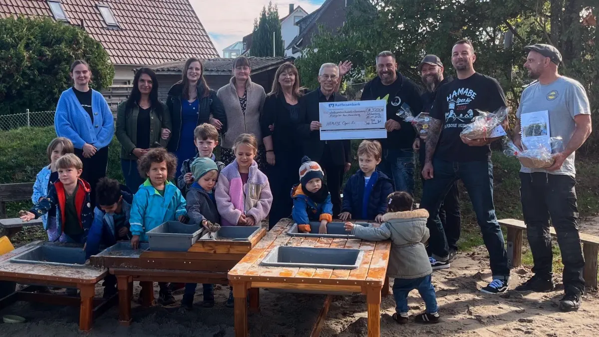 Scheckübergabe im Garten des Kindergartens Haus Marienberg: Erzieherin Laura Dold, der Elternbeirat mit Gülperi Arslan, Dana Bea und Alyona Wacker, Einrichtungsleiterin Dorota Kania und Pfarrer Eberhard Eisele nahmen den Scheck über 3205,40 Euro von der Band „Backbone Hurts“ entgegen.