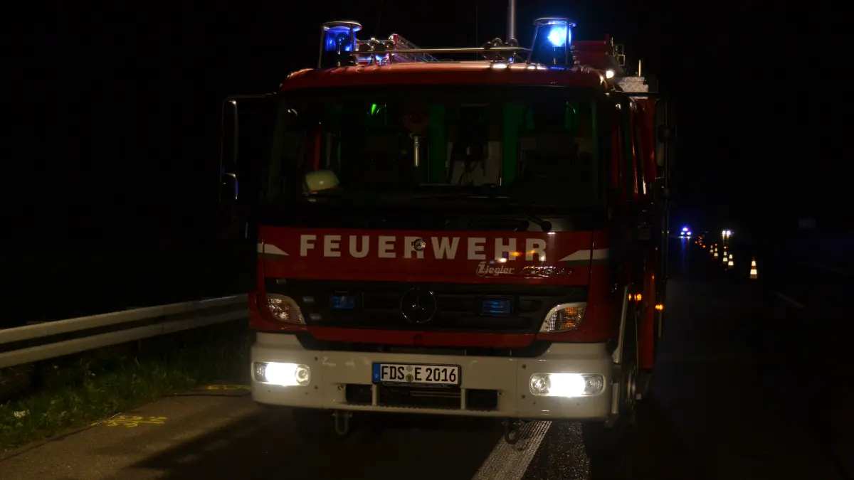 Feuerwehr auf der A 81 im Einsatz. (Symbolbild)