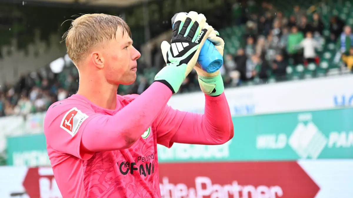 SpVgg Greuther Fürth - Eintracht Braunschweig: 17.10.2026 - Fussball - Saison 2026 2027 - 2. Fussball - Bundesliga - 08. Spieltag: SpVgg Greuther Fürth Kleeblatt - BTSV Eintracht Braunschweig - Sportfoto Zink/ - xwoxzix - DFL regulations prohibit any use of photographs as image sequences and/or quasi-video - only for editorial use - Florian Hellstern 1, SpVgg Greuther Fürth nach Spielende *** October 17, 2026 Soccer Season 20262027, Matchday 2, Bundesliga, SpVgg Greuther Fürth Kleeblatt vs. BTSV Eintracht Braunschweig, Sports photo by Zink xwoxzix. DFL regulations prohibit any use of photographs as image sequences and/or quasi-video for editorial use only. Florian Hellstern 1, SpVgg Greuther Fürth after the final whistle