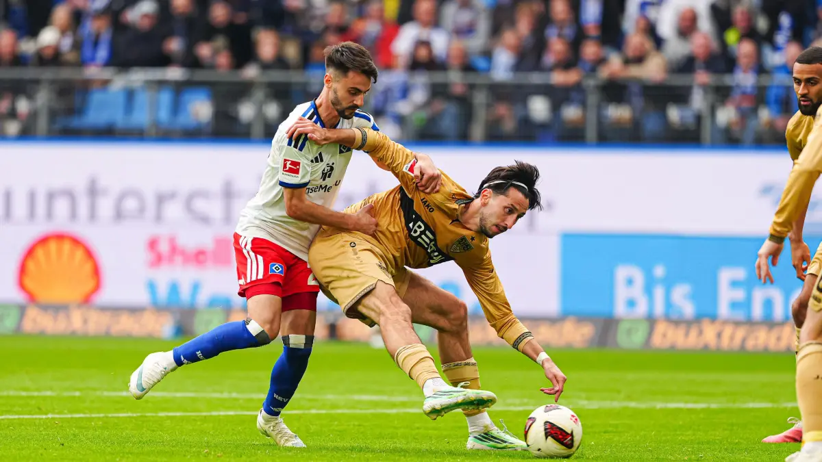 GER, Hamburger SV vs. VfB Stuttgart, Fußball, 1. Bundesliga, Spieltag 06, Saison 2026/2027, 17.10.2026: Fábio Vieira (Hamburger SV, #20), Atakan Karazor (VfB Stuttgart, #16)
GER, Hamburger SV vs. VfB Stuttgart, Fußball, 1. Bundesliga, Spieltag 06, Saison 2026/2027, 17.10.2026
DFL REGULATIONS PROHIBIT ANY USE OF PHOTOGRAPHS AS IMAGE SEQUENCES AND/OR QUASI-VIDEO
Foto: Eibner-Pressefoto/Marcel von Fehrn
