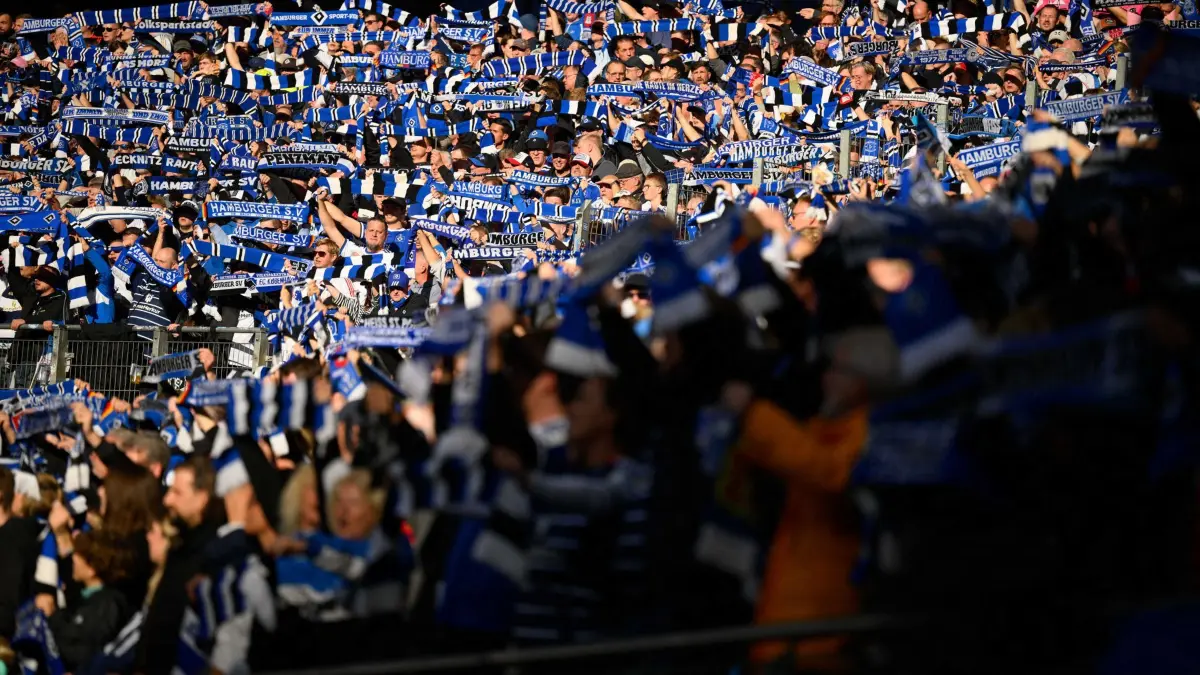 Hamburger SV - VfB Stuttgart: 17.10.2026, Hamburg: Fußball, Männer, Bundesliga, Hamburger SV - VfB Stuttgart, 6. Spieltag, Volksparkstadion. Anhänger des Hamburger SV halten vor Spielbeginn ihre Fanschals in die Höhe. Foto: Gregor Fischer/dpa +++ dpa-Bildfunk +++