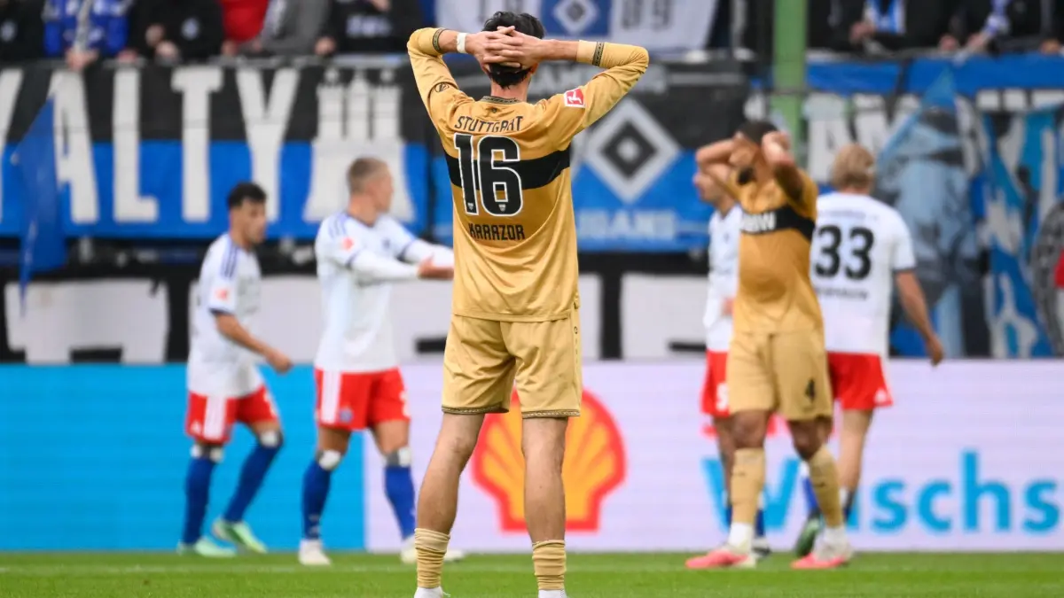 Hamburger SV - VfB Stuttgart: 17.10.2026, Hamburg: Fußball, Männer, Bundesliga, Hamburger SV - VfB Stuttgart, 6. Spieltag, Volksparkstadion. Atakan Karazor (VfB Stuttgart) verschränkt die Arme hinter dem Kopf nach einer vergebenen Torchance. Foto: Gregor Fischer/dpa +++ dpa-Bildfunk +++