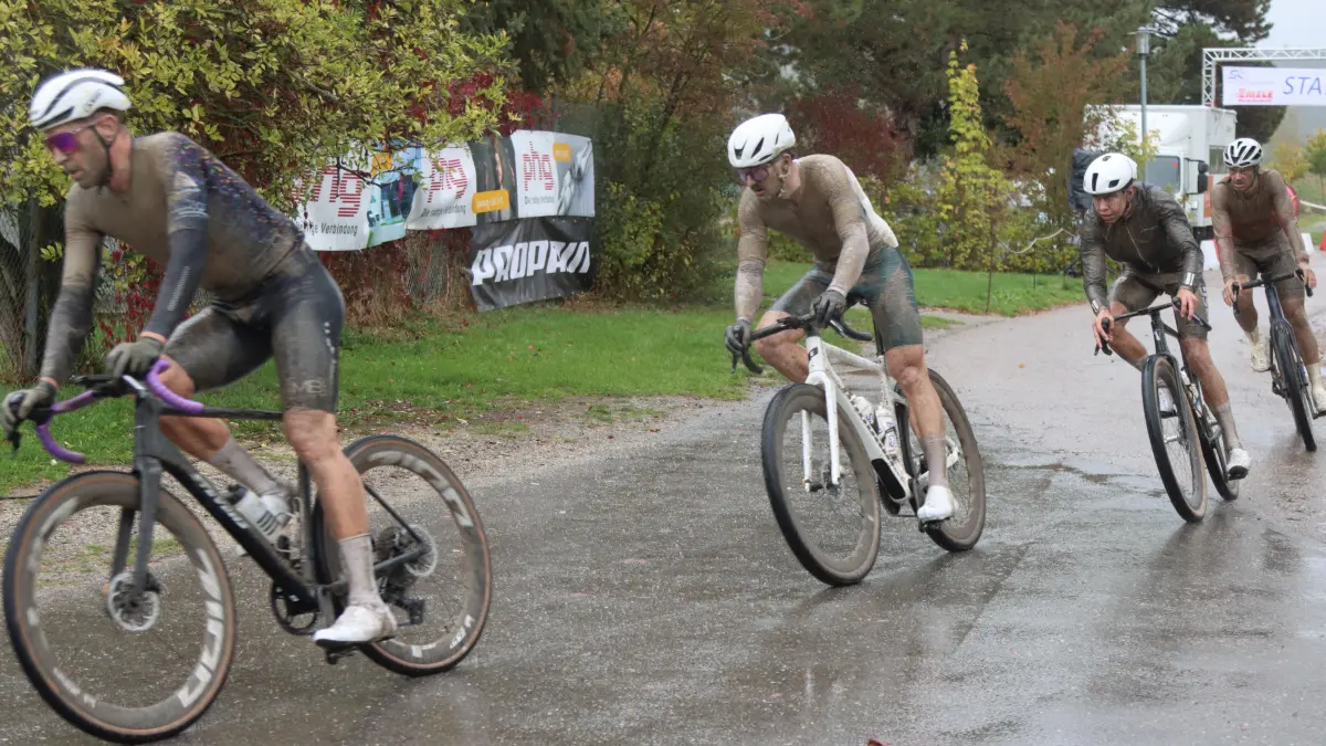 Gezeichnet waren die Fahrer beim 2. Gravelrennen in Deißlingen, das Lokalmatador Joscha Slongo gewann.