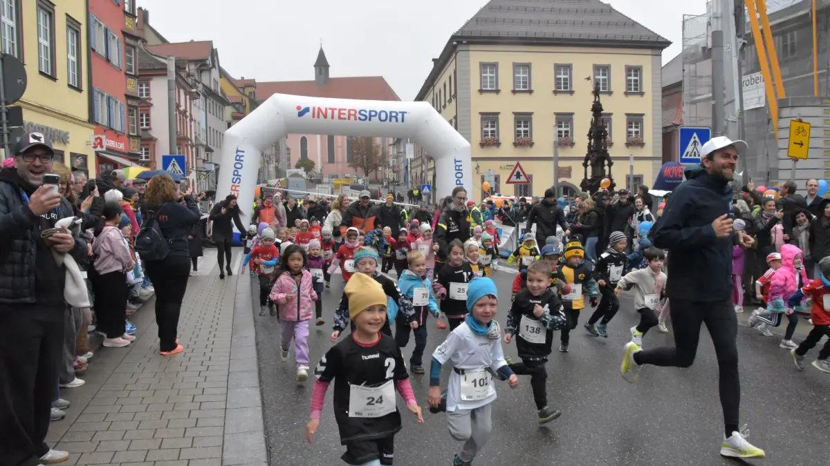 Hochmotiviert gehen die Bambinis beim Volksbanklauf in Rottweil an den Start.