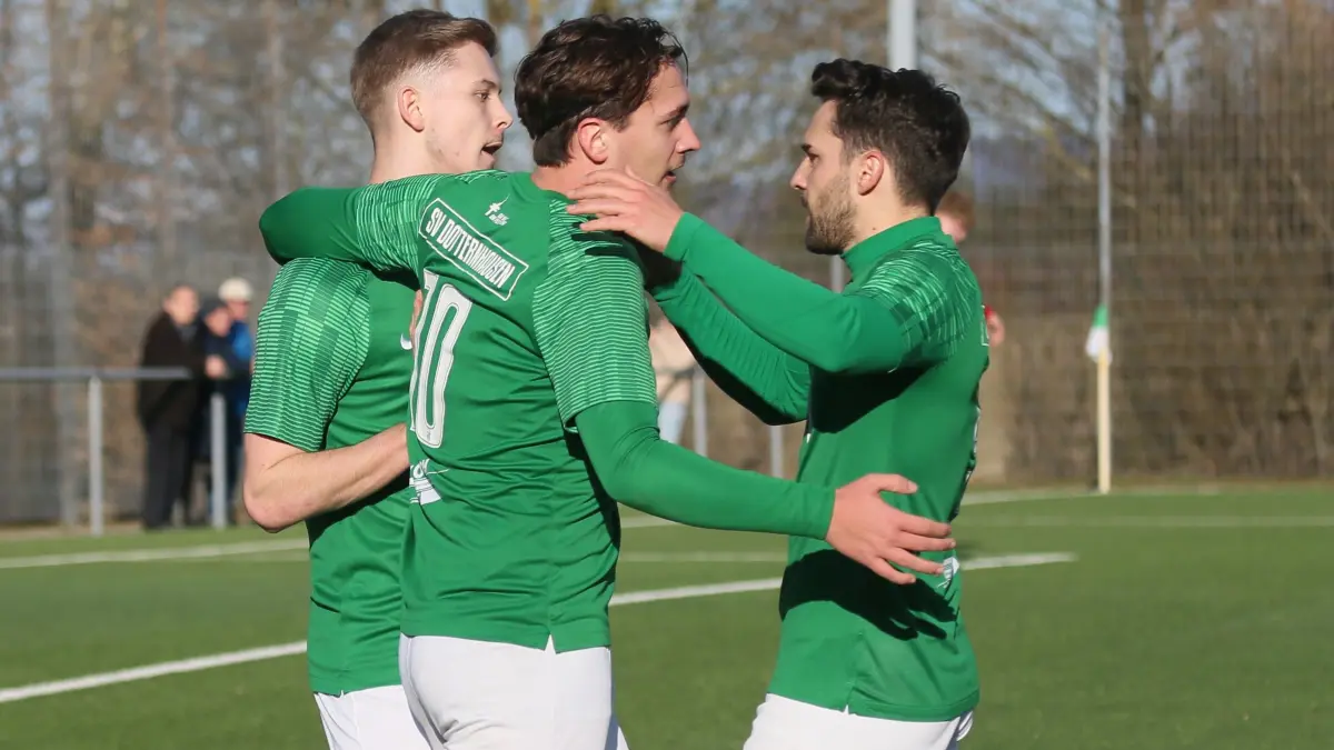 Grund zum Jubeln hatten die Spieler des SV Dotternhausen, die sich im Verfolgerduell gegen die spVgg Trossingen mit 4:0 durchsetzten.