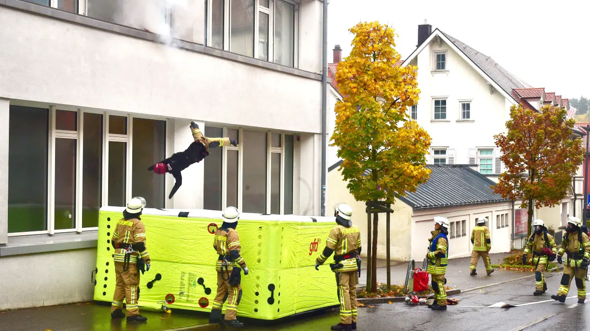 Auch ein Sprungrettungspolster kam bei der Übung an der Hochschule in Schwenningen zum Einsatz.
