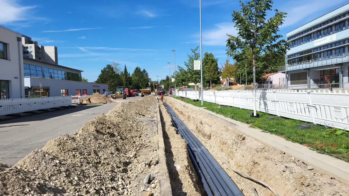 Mit schwerem Gerät wurde die Achdorfer Straße bereits aufgerissen, eine Umleitung ist eingerichtet.