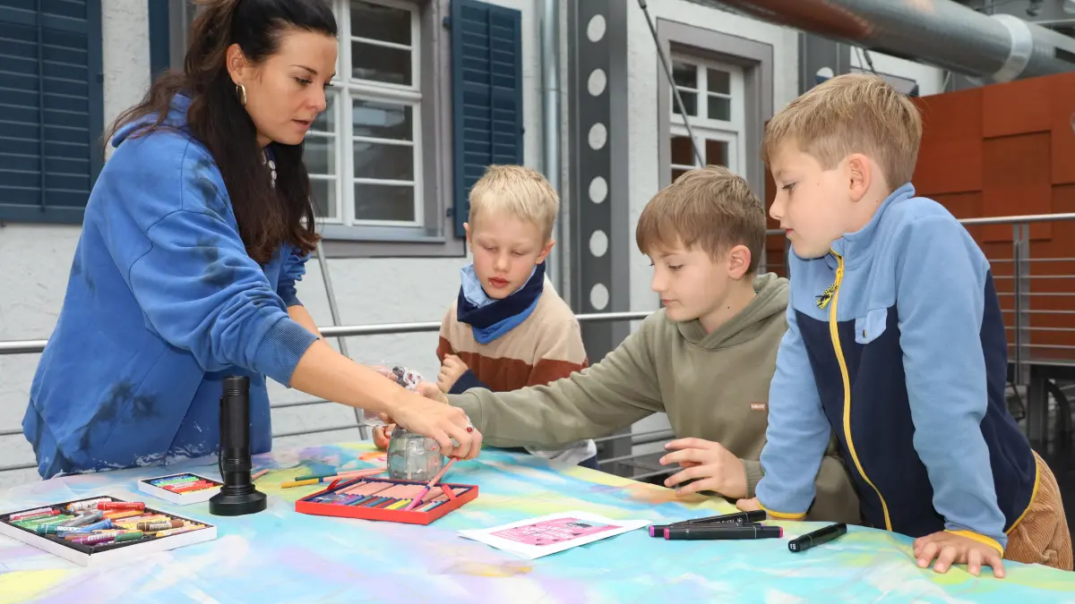 "Werde Teil eines Kunstwerkes“ – das ließen sich diese drei Jungs von der Künstlerin Debora Weisser nicht zweimal sagen.