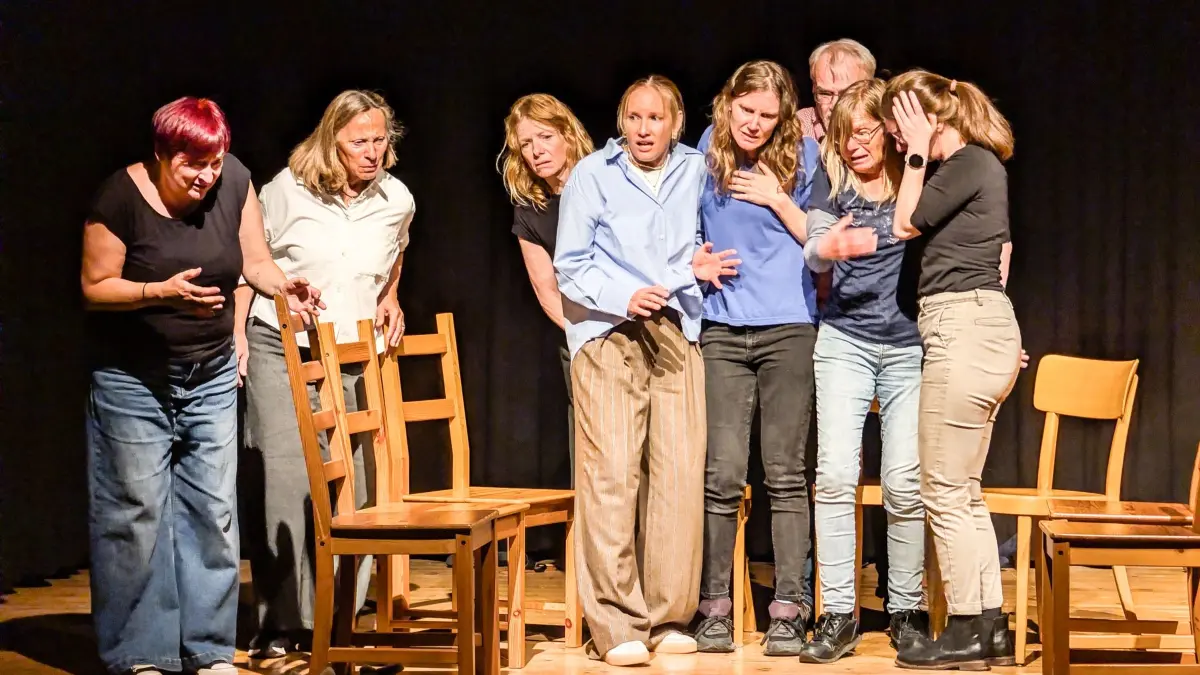 Das Theater-Ensemble im Kesselhaus feilt an den letzten Details für das Stück „Frau im Wald“.