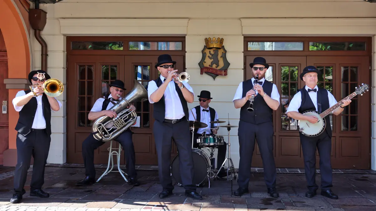 Die Musik der Europa-Park-Dixie-Band hat im Freizeitpark schon Tausende Menschen von den Stühlen gerissen. Zur Belohnung dürfen die sechs Herren aus Kiew die diesjährige Chrysanthema musikalisch eröffnen.