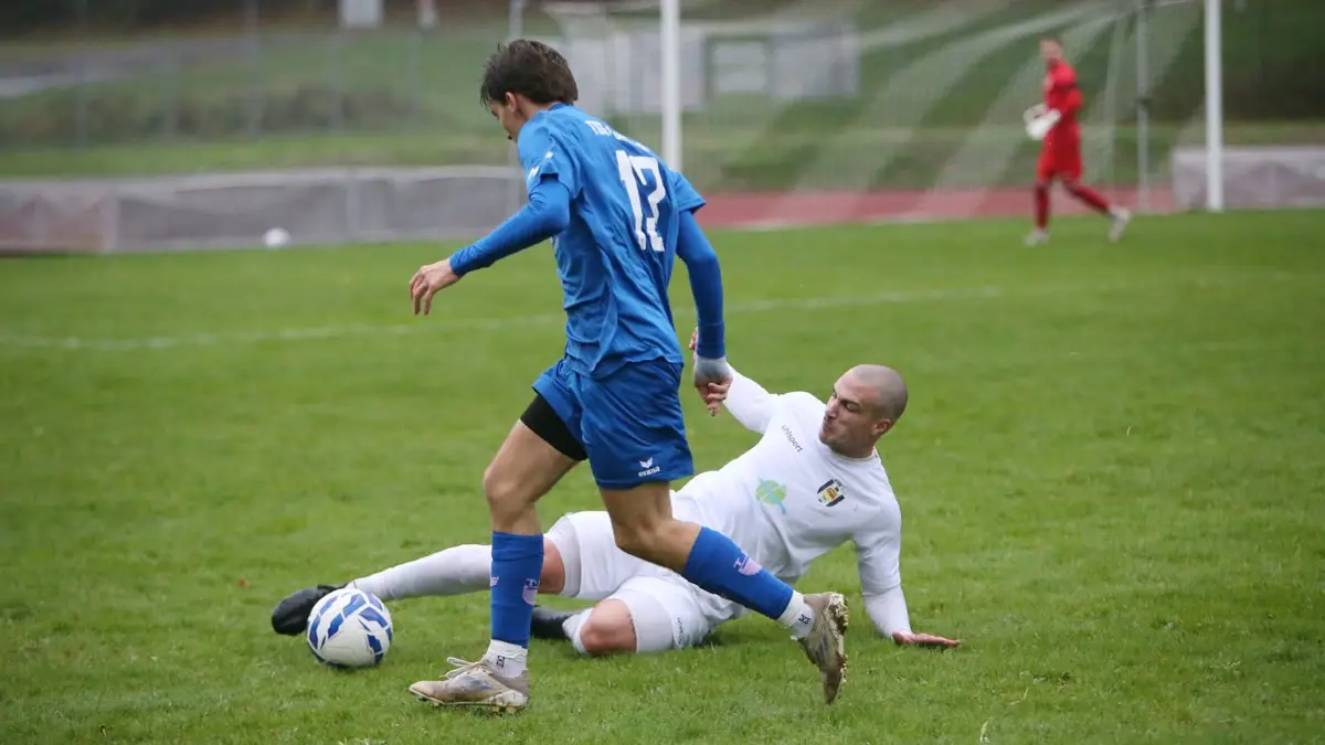 Domenico Mosca (in Weiß) und der VfR Sulz kassierten gegen die TSG Tübingen die nächste Niederlage.