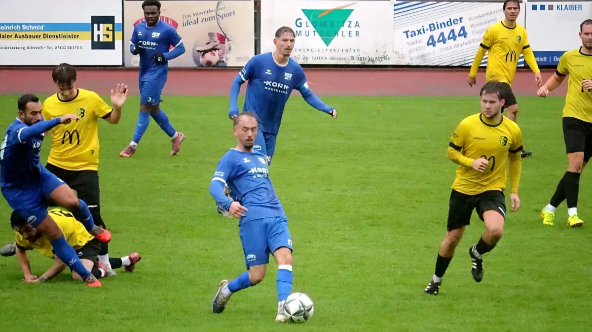 Der FC 07 Albstadt gewinnt das Zollernderby gegen den TSV Frommern mit 4:0. Nach torloser erster Hälfte trifft der Tabellenführer viermal.