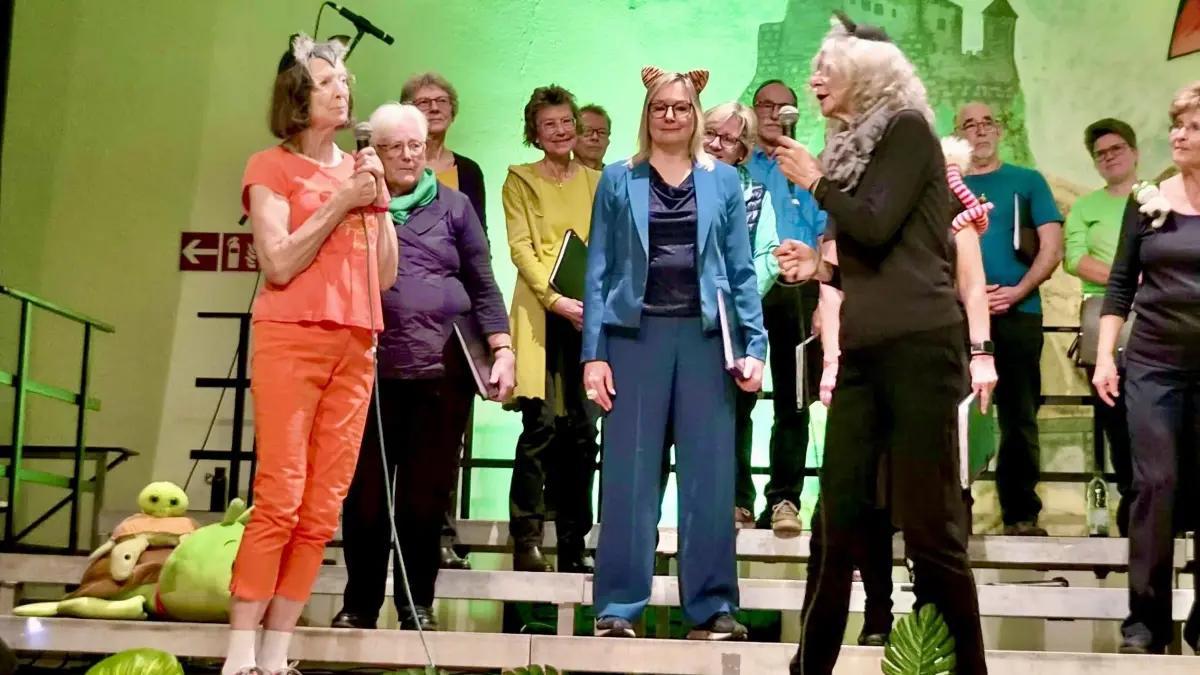 Die Solistinnen Regine Kullert und Rosemarie Bachmann beim Katzenduett mit dem Chor.