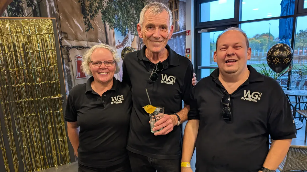 Sie freuten sich auf den Jubiläumsabend (von links): Die Mitbegründerin und Sängerin Ulrike Liomin, Bandleader Gerhard „Shorty“ Kurz sowie Dennis Zastrow, der mit seinem Gesang die Zuhörer begeisterte.