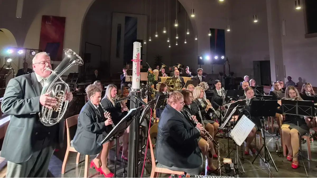 Solist Michael Holzner (links) erfüllt das Kirchenschiff mit seinem wundervoll warmen Tenorhorn-Klang und erhält dafür kräftigen Applaus.