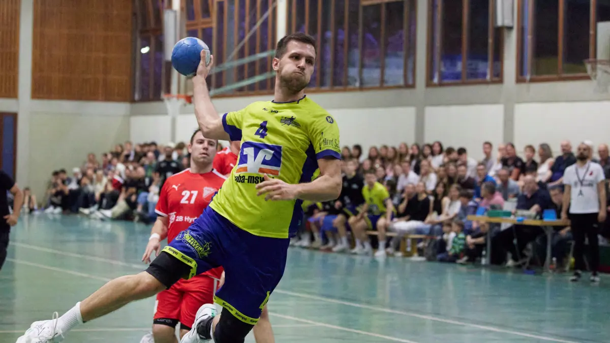 Pascal Bube von der SG Gutach/Wolfach setzt zum Torwurf an.