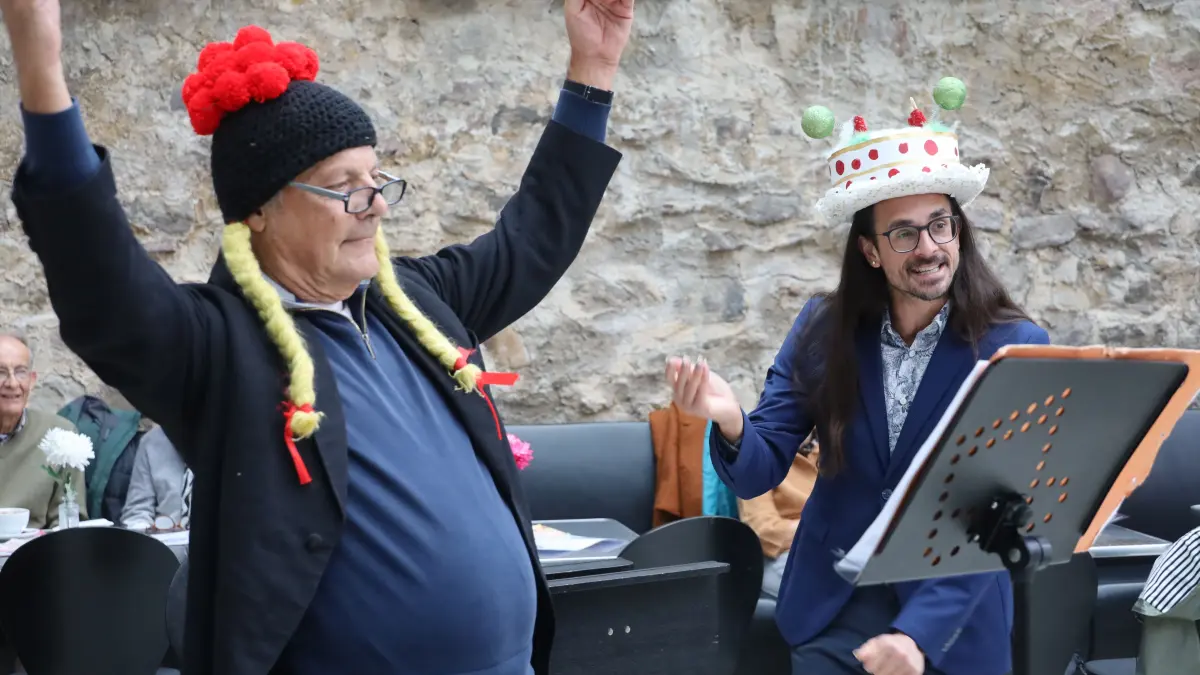„Schwarzwaldmarie 2.0“, Gunter Schwarz (links) und Jens Daryousch Ravari als „Törtchen 2.0“ stimmten ein Geburtstagslied an.