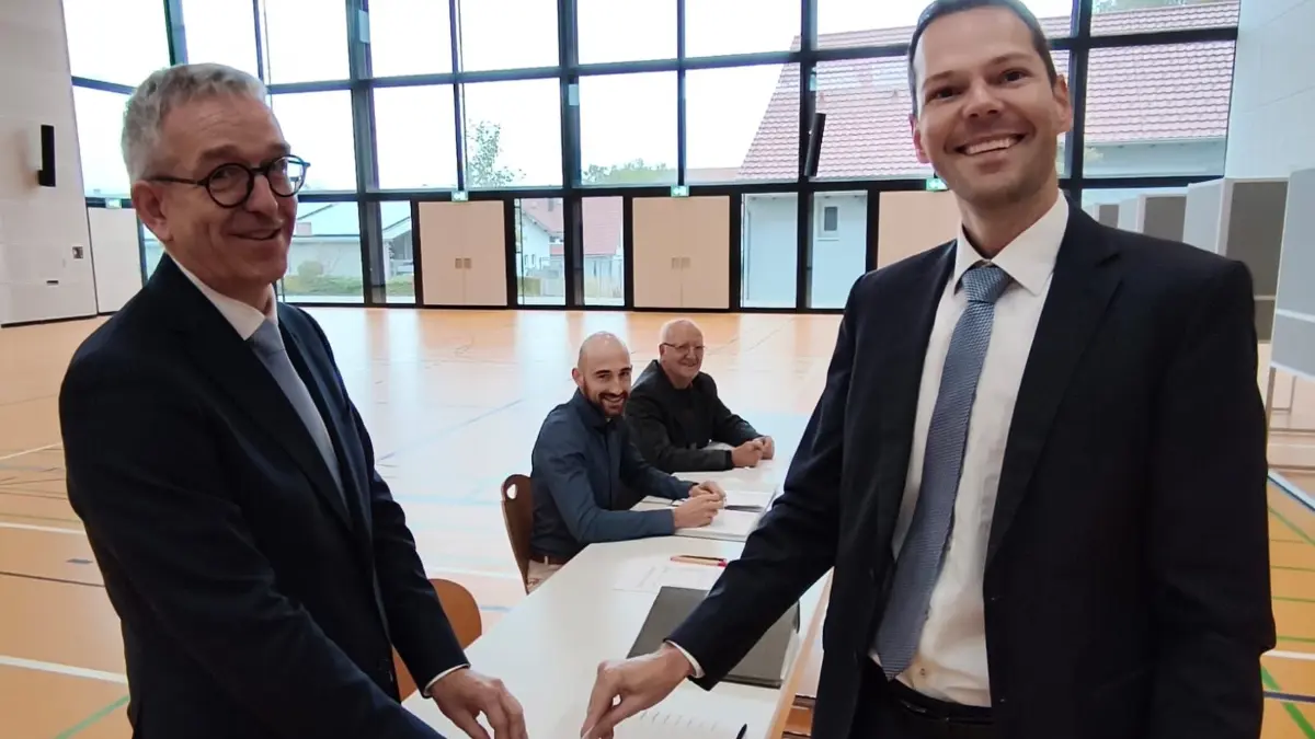 Amtsinhaber Marcus Türk gibt seine Stimme gegen 10.15 Uhr ab.
