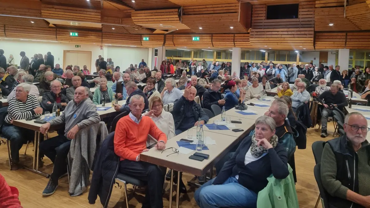 Hunderte Bürger verfolgten die Auszählungsergebnisse in der Stadthalle.