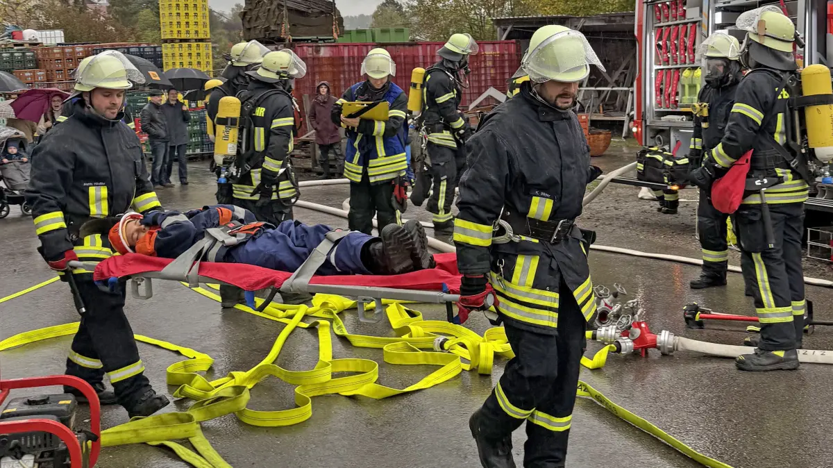 Die Menschenrettung stand im Vordergrund der groß angelegten Hauptübung in Haiterbach.