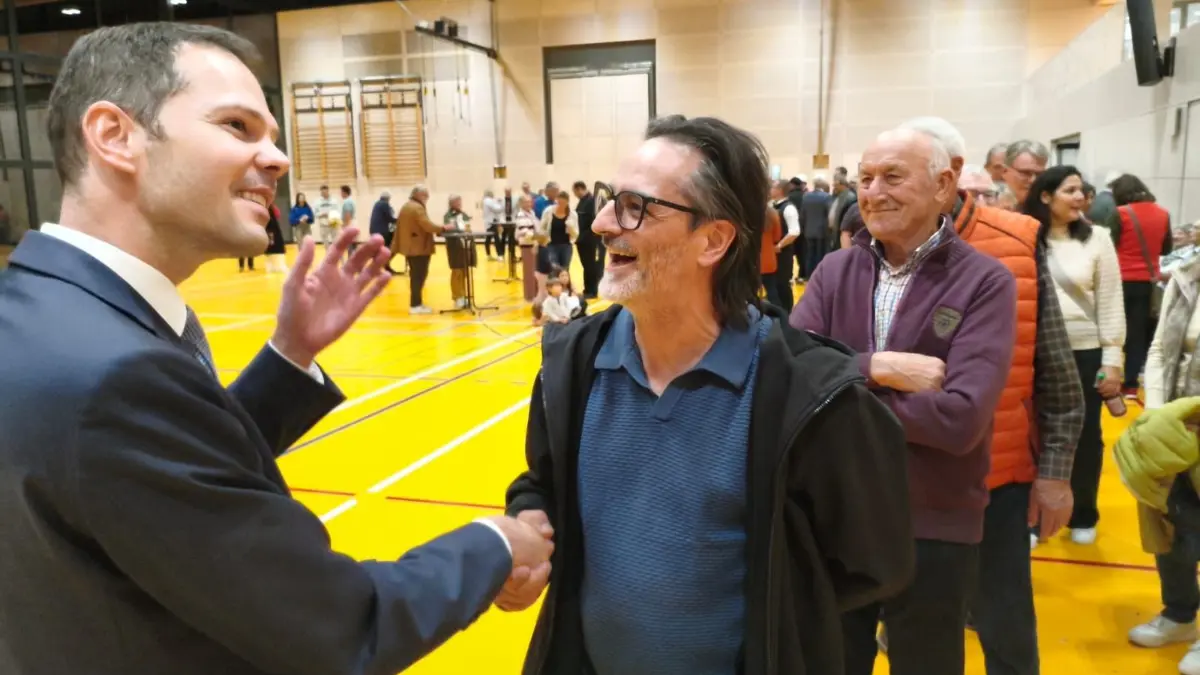 Viele haben sich versammelt, um Marcus Türk zur Wiederwahl zu gratulieren.