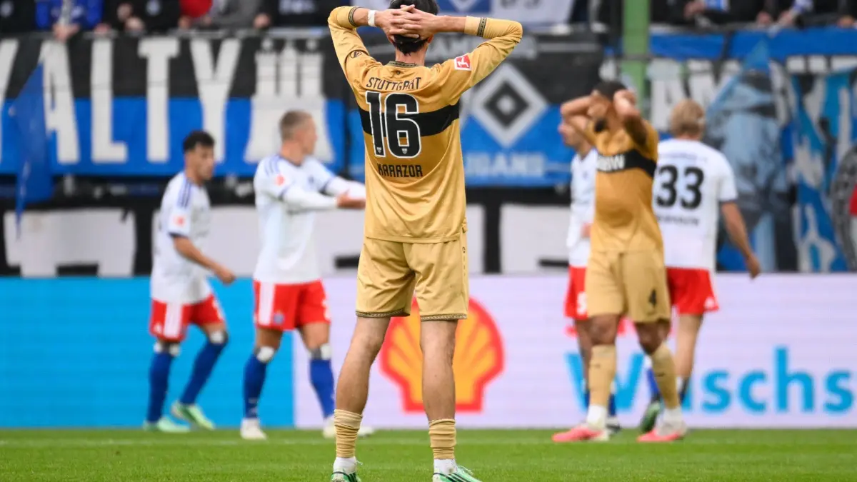 Hamburger SV - VfB Stuttgart: Fußball, Männer, Bundesliga, Hamburger SV - VfB Stuttgart, 6. Spieltag, Volksparkstadion. Atakan Karazor (VfB Stuttgart) verschränkt die Arme hinter dem Kopf nach einer vergebenen Torchance. (zu dpa: «Stuttgarter Frust nach vergebenen Chancen in Hamburg»)