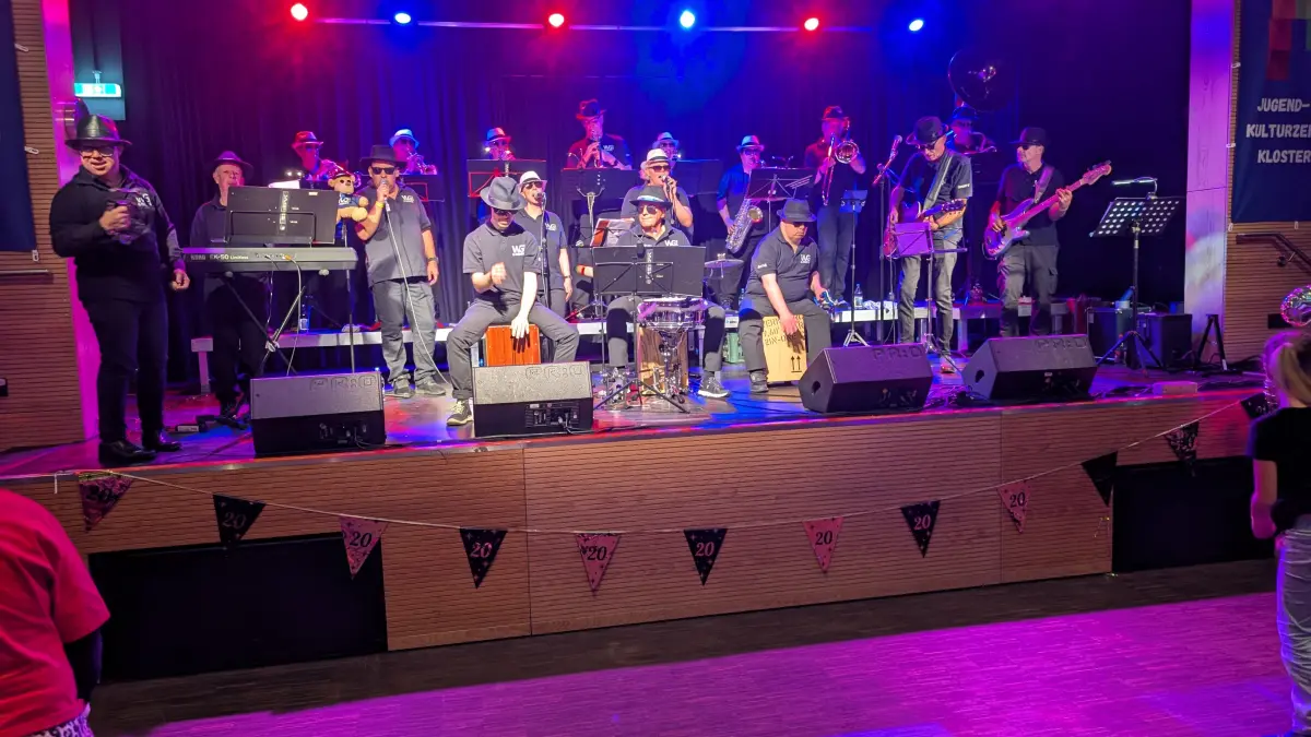 Mit ihren fetzigen Songs brachten die „Geburtstagskinder“ der Inklusionsbanmd WG & Friends sich und dem Publikum ein Geburtstagsgeschenk.