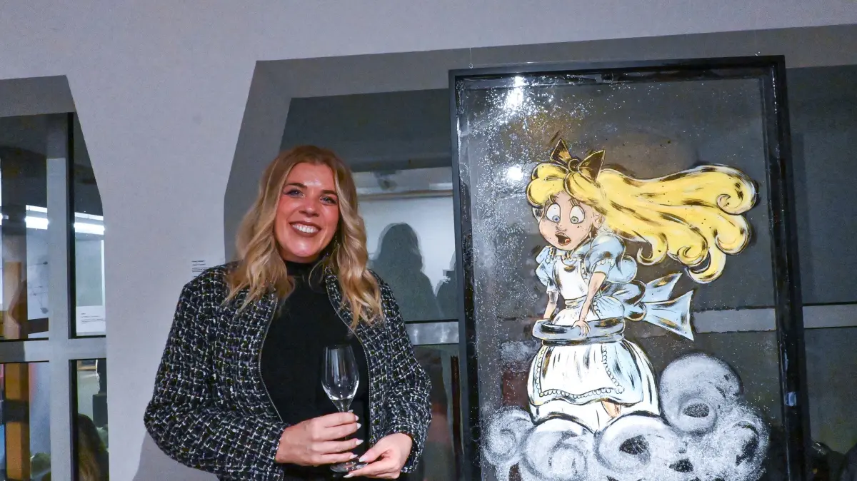 Christin Spengler mit Alice auf Plexiglas.