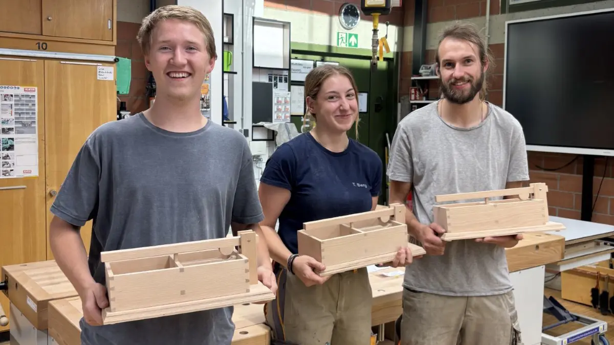 Die Tischler absolvierten ihren Wettbewerb in der Bildungsakademie Tübingen: Marco Ludäscher (2. Kammersieger), Tabea Berg (1. Kammersiegerin) und Aran Raiser (3. Kammersieger).