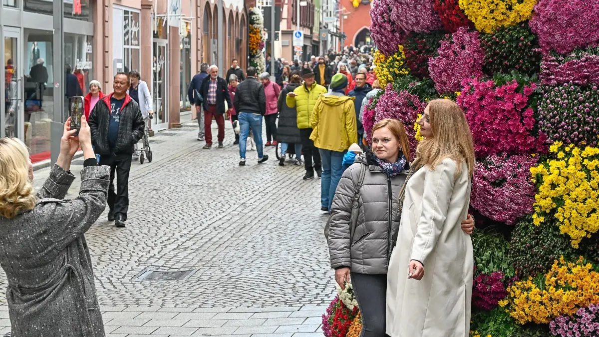 Die Lahrer Innenstadt wird am Wochenende wieder in den buntesten Farben erblühen. Beste Vorzeichen für einen ausgiebigen Einkaufsbummel am Sonntag.