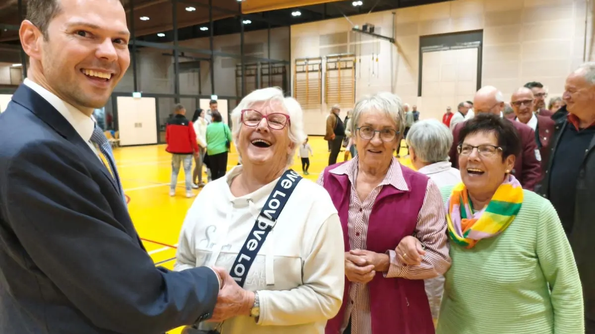Viele Bürger kamen um ihrem wiedergewählten Bürgermeister zu gratulieren.