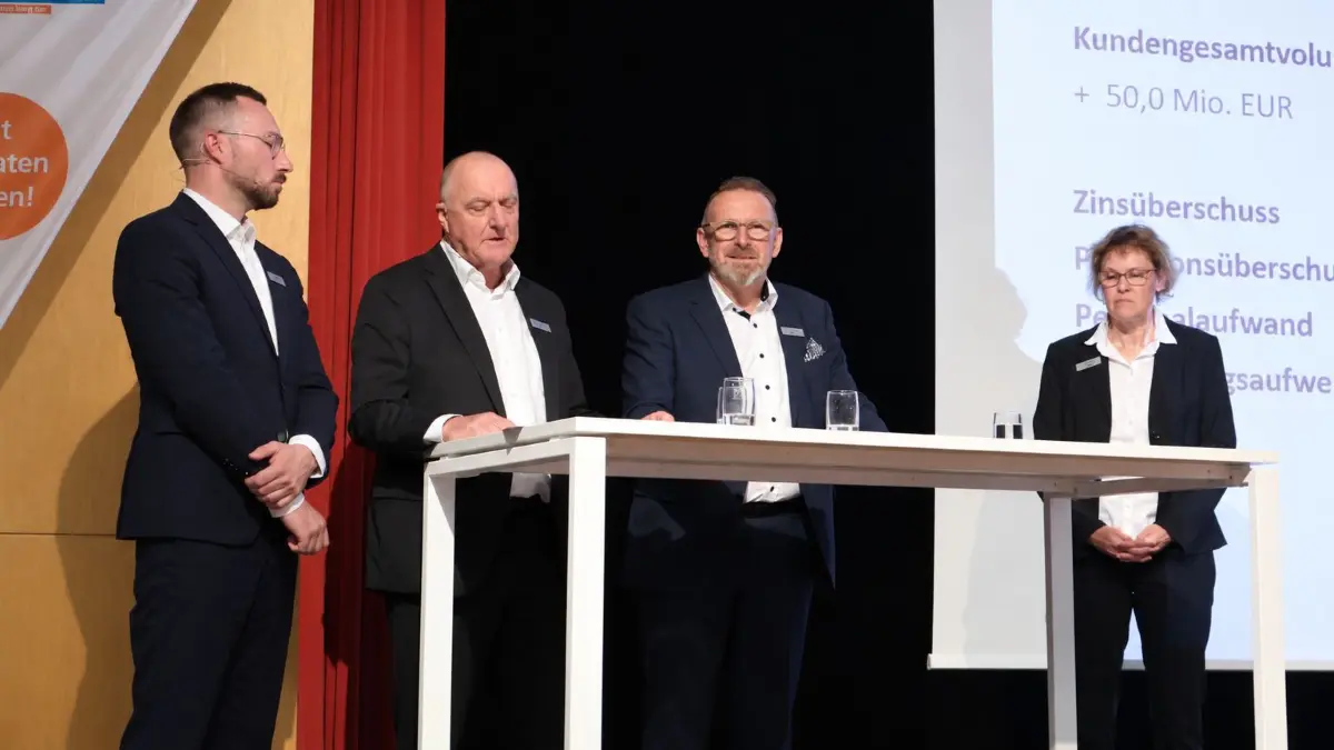 Moderiert von Fabian Seiler (links) und Iris Böhmig (rechts) stellen Gerd Haselbach (2. von links) und Karl-Heinz Walz die Jahreszahlen 2025 der Raiba im Kreis Calw vor.