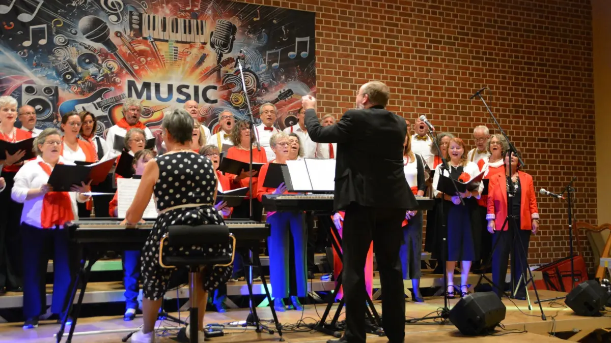 Der Oldiechor zusammen mit "Alten Säcken" aus Tieringen