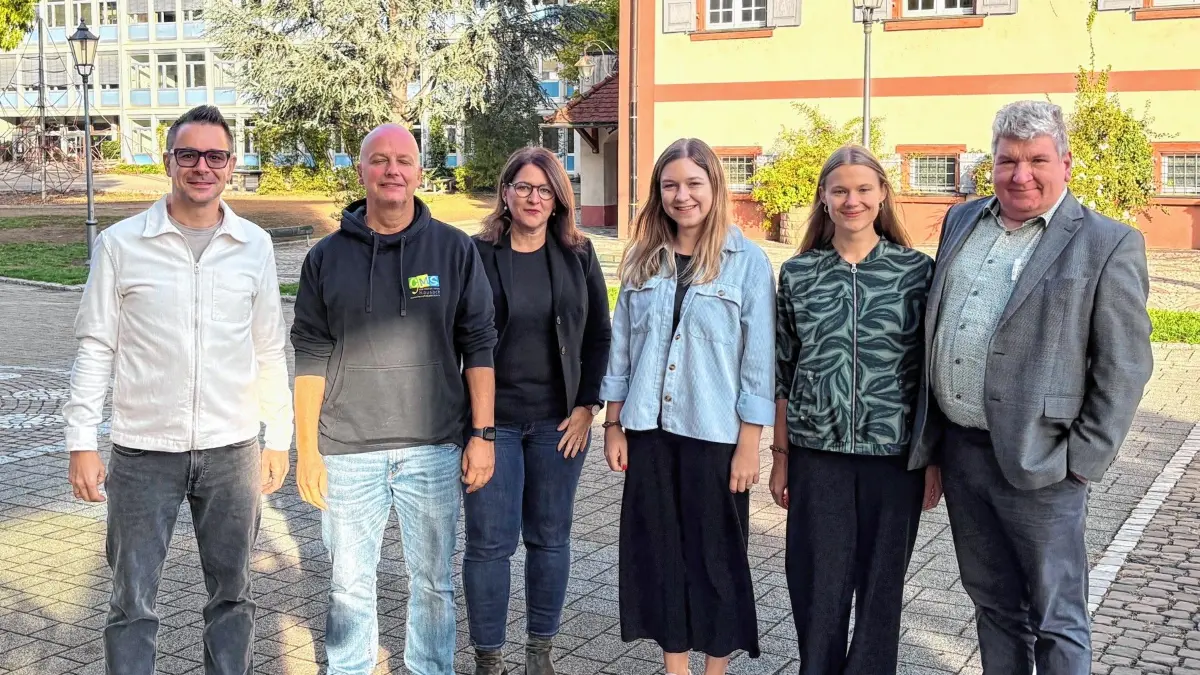 Besiegelten die engere Zusammenarbeit vor den beiden Schulgebäuden: von links die Schulleitung der Graf-Heinrich-Schule Steffen Bach, Stefan Zechmeister und Simone Giesler und von den Kaufmännischen Schulen die beiden betreuenden Kooperationslehrerinnen Sabrina Goderbauer und Simone Armbruster mit dem stellvertretenden Schulleiter Michael Zürn.