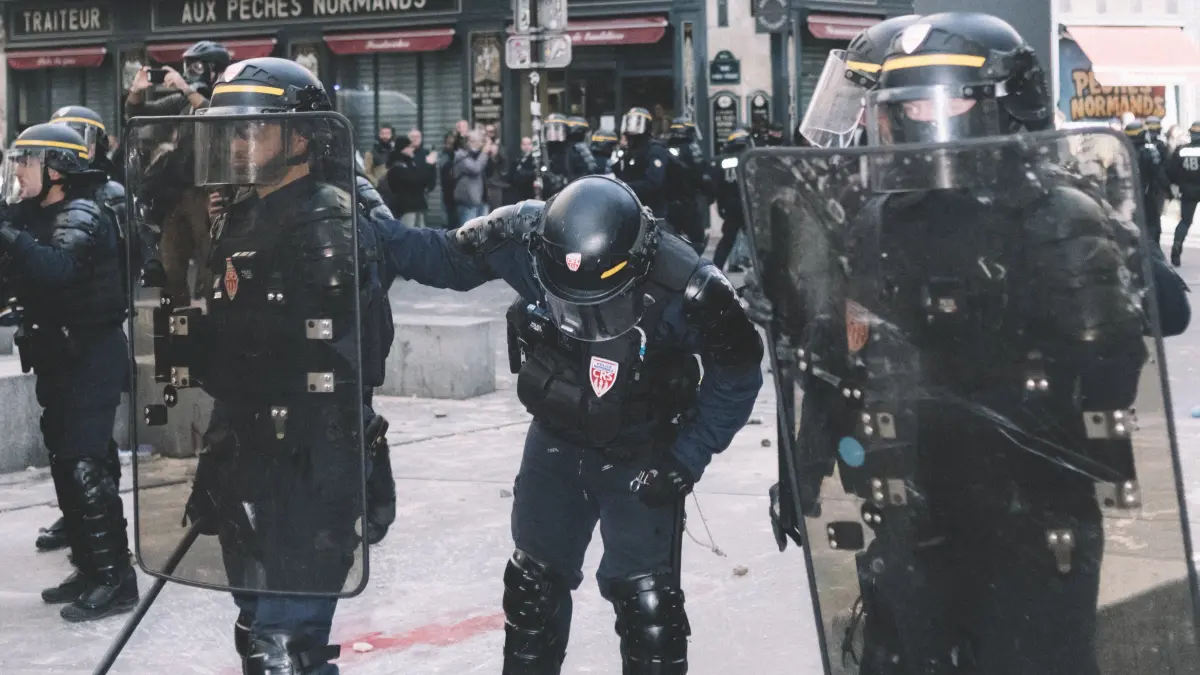 Auch im Elsass kam es am Wochenende - unser Foto zeigt Einsatzkräfte in Paris - zu Ausschreitungen.