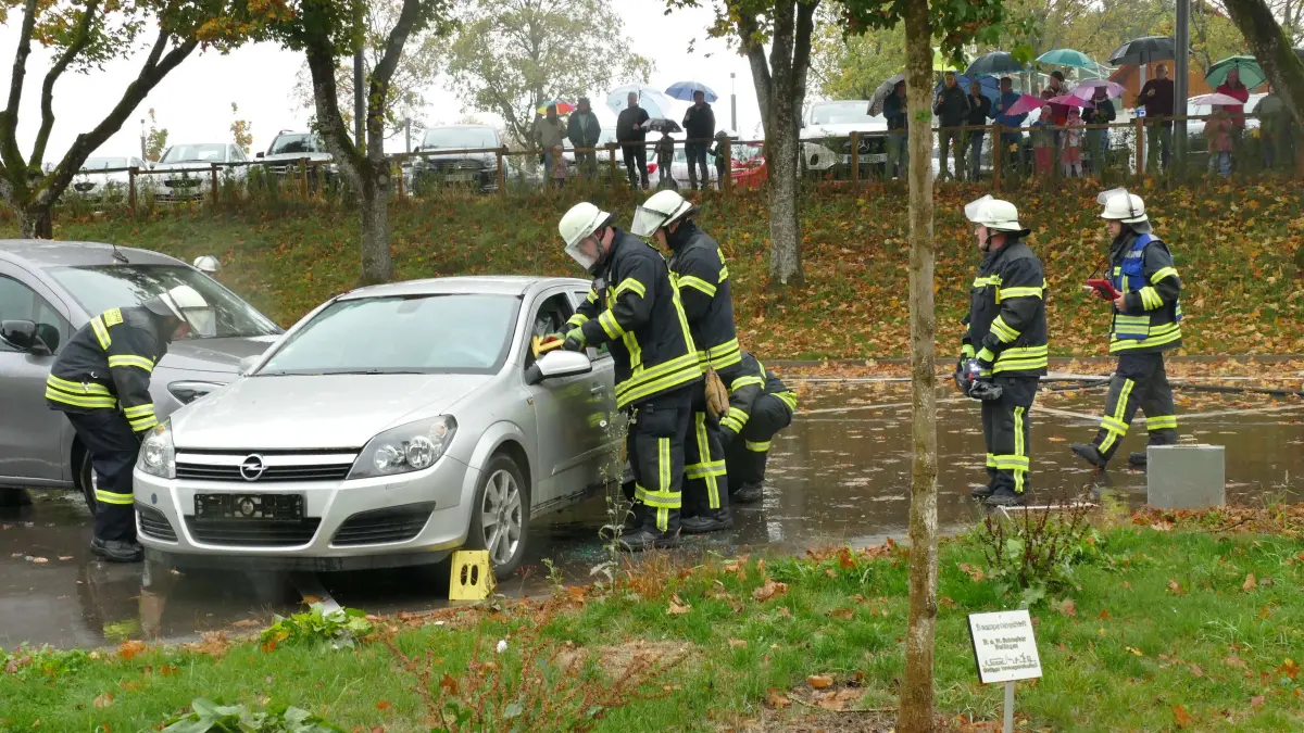 Ein Mistwetter begleitete die Rettungskräfte bei der Übung. Auch das ist realistisch: Auf nassen Straßen kracht es wahrscheinlich häufiger.