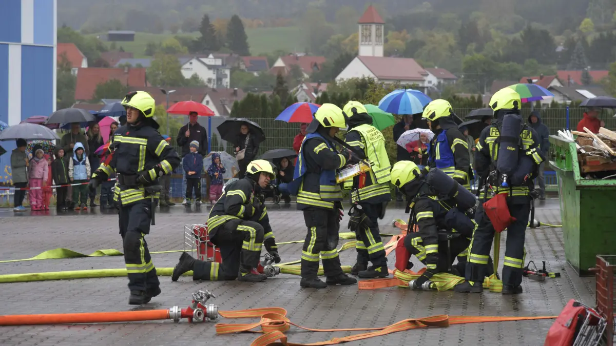 Zahlreiche Zuschauer verfolgten bei durchwachsenem Wetter am Samstagnachmittag die Jahreshauptübung der Feuerwehrabteilungen Wilflingen und Wellendingen.